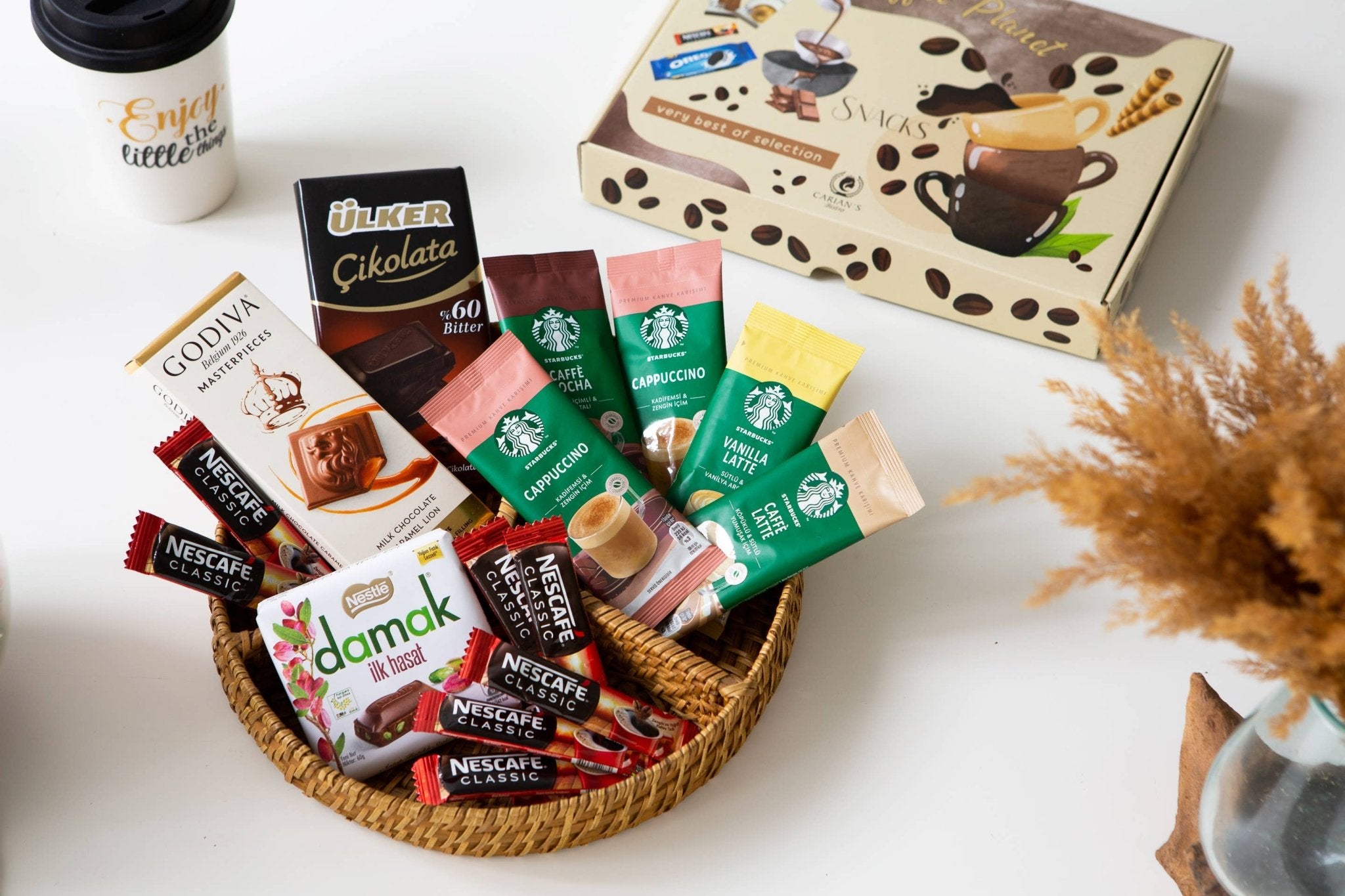 https://thebabygiftpeople.com/cdn/shop/products/starbucks-instant-coffee-and-chocolate-bars-coffee-gift-box-491947.jpg?v=1704134151